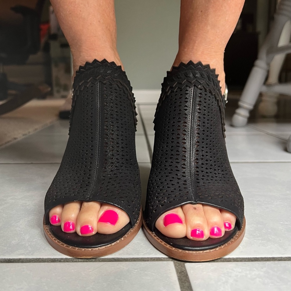 Vince Camuto size 6.5 sandals with 3 in heel in black